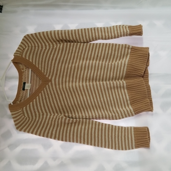 Sweaters - J. Crew v-neck sweater. Camel and tan color, XS